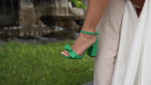 Pierna Novia Vestido Novia Blanco Zapatos Verdes Parque — Vídeos de Stock