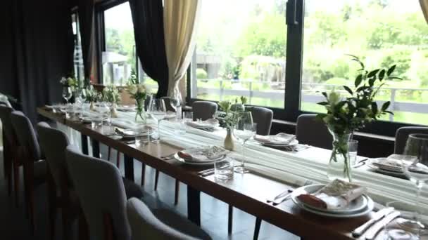 Çiçeklerle Süslenmiş Güzel Bir Düğün Masası Restoranda Bir Ziyafet Için — Stok video
