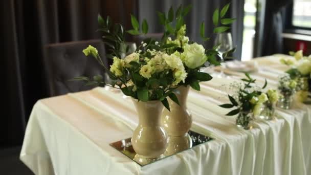Dekorlu Çiçekli Bir Düğün Için Bir Restoranın Ziyafet Salonu — Stok video