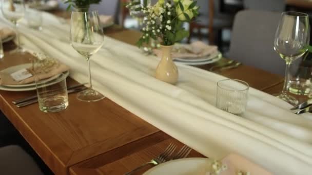 Dekorlu Çiçekli Bir Düğün Için Bir Restoranın Ziyafet Salonu — Stok video