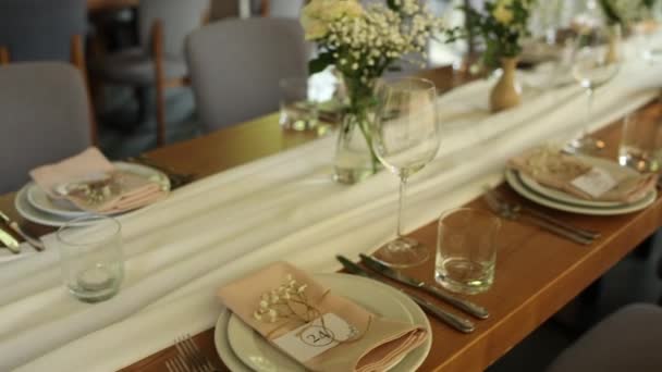 Αίθουσα Δεξιώσεων Ενός Εστιατορίου Για Γάμο Διακόσμηση Και Λουλούδια — Αρχείο Βίντεο