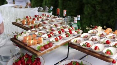 Düğün kutlamasında açık büfe masasında yiyecek ve atıştırmalık bir şeyler.