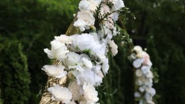 Dekorlu ve çiçekli bir düğün töreni için kemer.