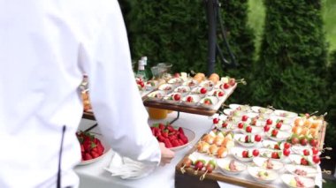 Düğün kutlamasında açık büfe masasında yiyecek ve atıştırmalık bir şeyler.