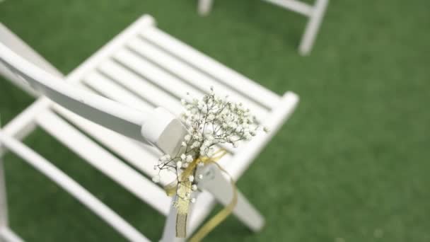 Cadeiras Brancas Para Uma Cerimônia Casamento Com Decoração — Vídeo de Stock