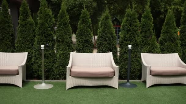 Ein Sofa Und Ein Stuhl Stehen Auf Dem Rasen Auf — Stockvideo