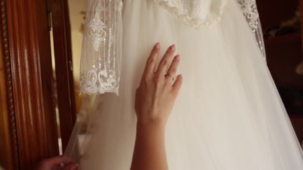 Bruden Kör Handen Över Sin Bröllopsklänning — Stockvideo