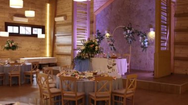 Çiçeklerle süslenmiş güzel bir düğün masası. Restoranda bir ziyafet için yiyecek ve içecekler.