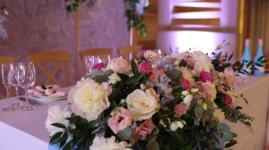 Çiçeklerle süslenmiş güzel bir düğün masası. Restoranda bir ziyafet için yiyecek ve içecekler.