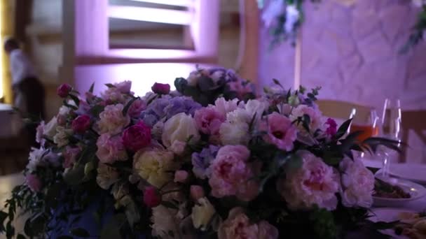 Piękny Stół Weselny Wystrojem Kwiatów Jedzenie Napoje Bankiet Restauracji — Wideo stockowe
