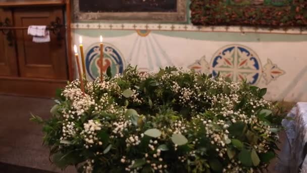 Pila Bautismal Iglesia Ortodoxa Está Decorada Con Flores — Vídeos de Stock