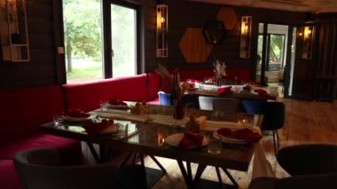 Çiçeklerle süslenmiş güzel bir düğün masası. Restoranda bir ziyafet için yiyecek ve içecekler.