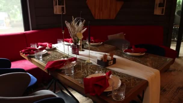 Ett Vackert Bröllopsbord Med Inredning Blommor Mat Och Dryck För — Stockvideo