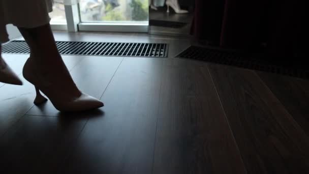 Gelin Ayakkabılı Gelinlikli Odada Yürüyor — Stok video
