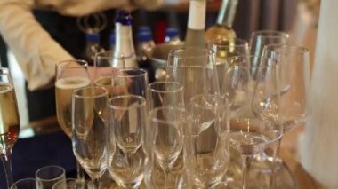 Restorandaki doğum günü kutlamasında şampanya bardakları boş.