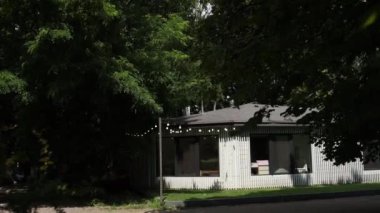 Ampuller yazın parktaki kafe restoranının yanında asılı.