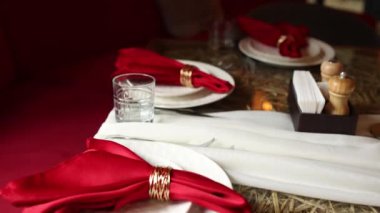Düğün için dekorasyonu olan bir restoranda ziyafet salonu.
