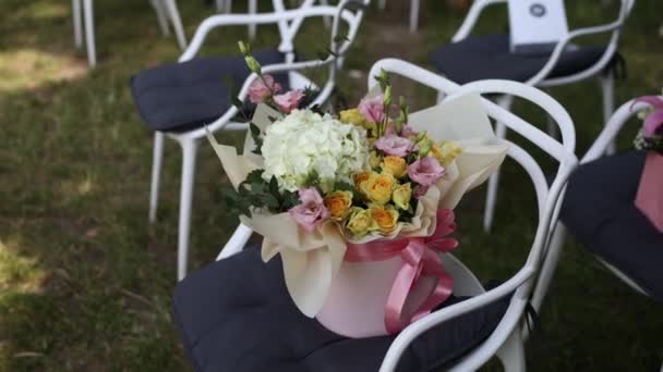 Stol Vid Bröllopsceremoni Parken Med Blombukett — Stockvideo