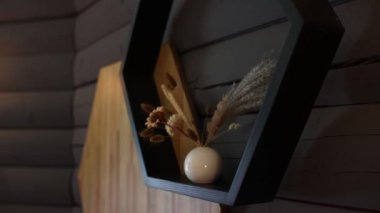 Restoranın duvarında, çiçekli bir vazo.