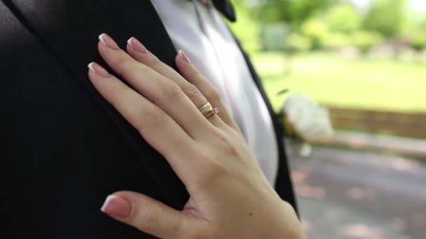 Brudens Hand Brudgummens Jacka Bröllopet — Stockvideo