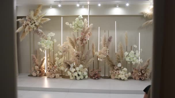Dekorative Hochzeitsgesellschaft Innenwand Aus Blumen Mit Gelbem Licht — Stockvideo