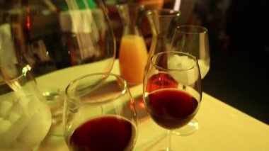 Tatilde restorandaki masada meyve suyu, şarap ve içecekler.