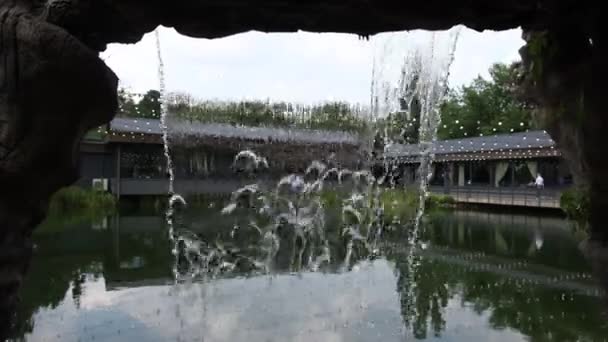 Dekorativer Wasserfall Auf Dem Territorium Des Parks — Stockvideo