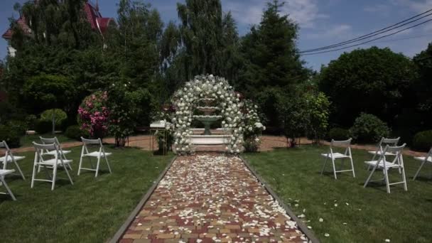 Egy Kerek Boltívet Egy Esküvői Ceremóniára Díszítéssel Virágokkal — Stock videók