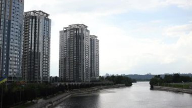 Şehirdeki nehir kıyısındaki yüksek yerleşim yerleri.
