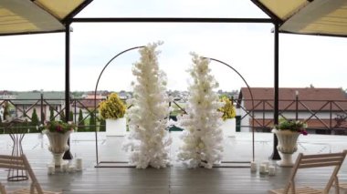 Beyaz çiçeklerden yapılmış bir düğün töreni için kemer.