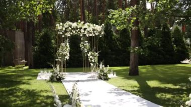  Sandalyeli bir parkta düğün töreni için güzel bir kemer.