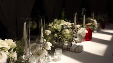 Çiçeklerle süslenmiş güzel bir düğün masası. Restoranda bir ziyafet için yiyecek ve içecekler.