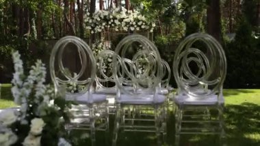  Sandalyeli bir parkta düğün töreni için güzel bir kemer.