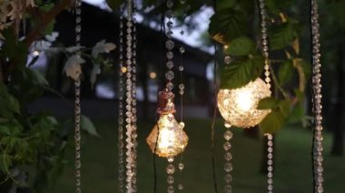  Akşam ışıkları olan yuvarlak düğün kemeri.