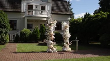 Çiçeklerden yapılmış bir düğün için kemer.