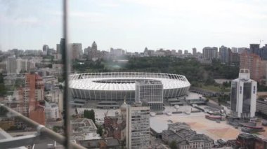 Büyük şehirde büyük stadyum ve binalar