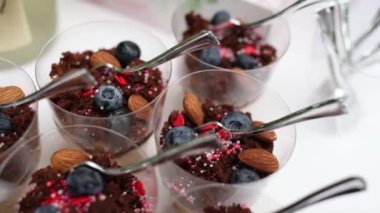 Çiçekli yuvarlak bir düğün kemeri