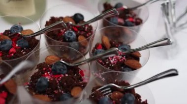 Çiçekli yuvarlak bir düğün kemeri