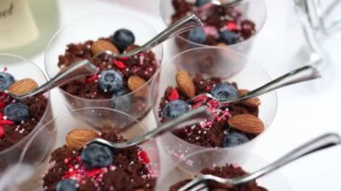 Çiçekli yuvarlak bir düğün kemeri