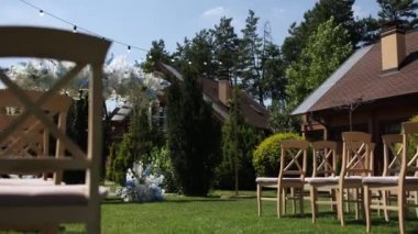 Sandalyeli bir parkta düğün töreni için güzel bir kemer.