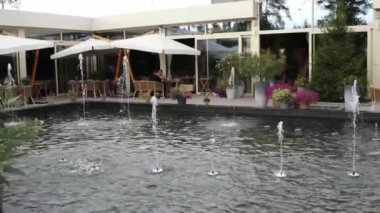 Şehrin dışındaki bir restoranda dekoratif bir çeşme.