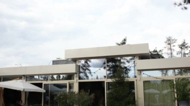Şehrin dışında küçük bir otel binası.