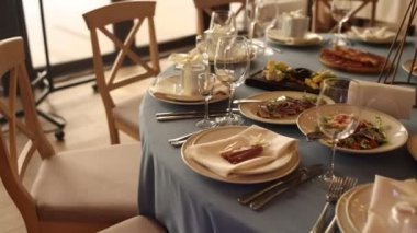 Düğün ya da tatil için yemek, dekor ve çiçeklerle dolu bir restoranda ziyafet salonu