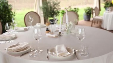 Düğün için dekorasyonu olan bir restoranda ziyafet salonu.