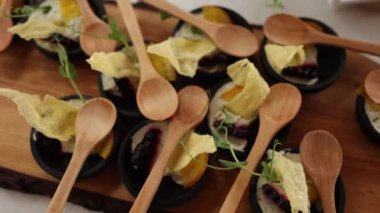 Restorandaki masada antipasti atıştırmalıkları.