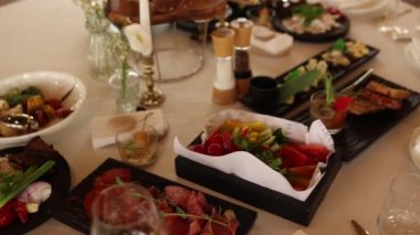 Restorandaki masada antipasti atıştırmalıkları.