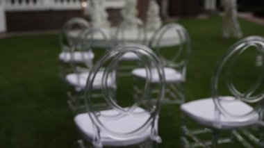 Sandalyeli bir parkta düğün töreni için güzel bir kemer.