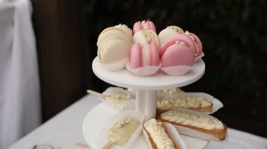 Tatlı şekerlemeler ve çöreklerle dolu bir düğünde