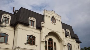 Şehrin dışında küçük bir otel binası.