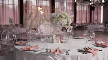 Düğün için dekorasyonu olan bir restoranda ziyafet salonu.